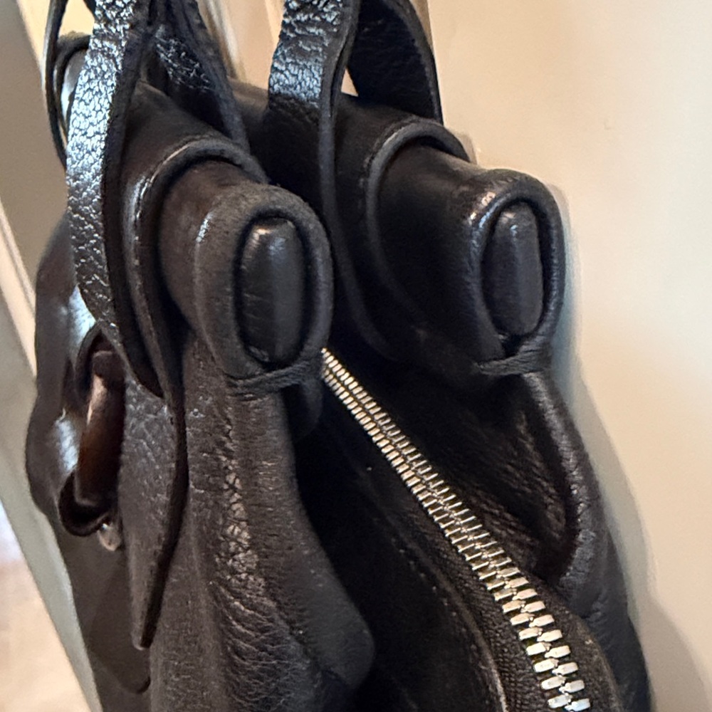 AUTHENTICATED Salvatore Ferragamo Tote Handbag Black Genuine Leather - Picture 11 of 13